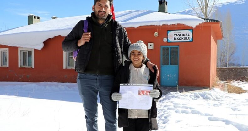 Okulunun tek öğrencisi! Hasret karnesini aldı