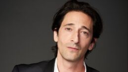 Oscar ödüllü Adrien Brody’den set anısı: Makyöz burnunu çıkarmaya çalıştı!