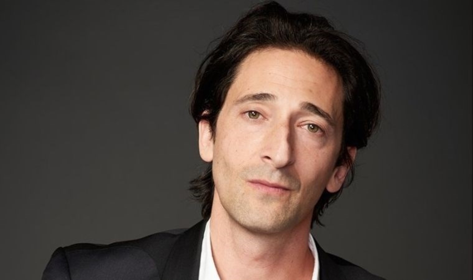 Oscar ödüllü Adrien Brody’den set anısı: Makyöz burnunu çıkarmaya çalıştı!