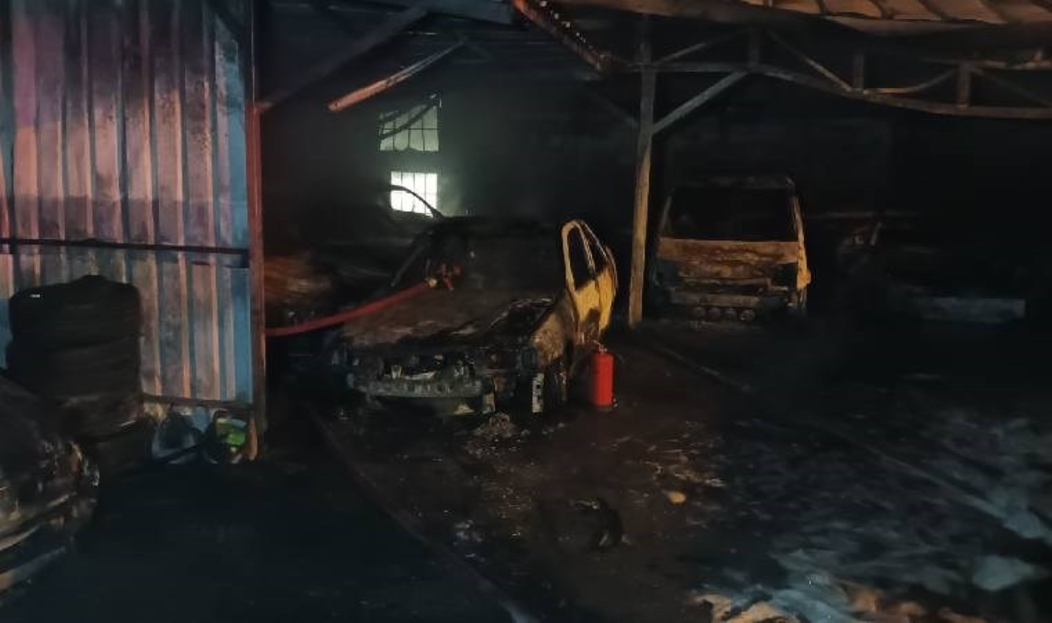 Oto galerinin park alanında yangın… Sabotaj ihtimali üzerinde duruluyor!