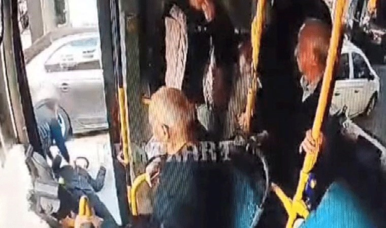 Otobüste feci olay: Kapı açılınca düşen çocuğun kafatası kırıldı!