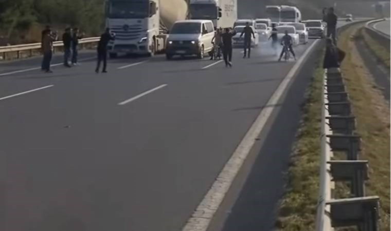 Otoyolu trafiğe kapatıp yarışan 24 motosikletliye 523 bin lira ceza