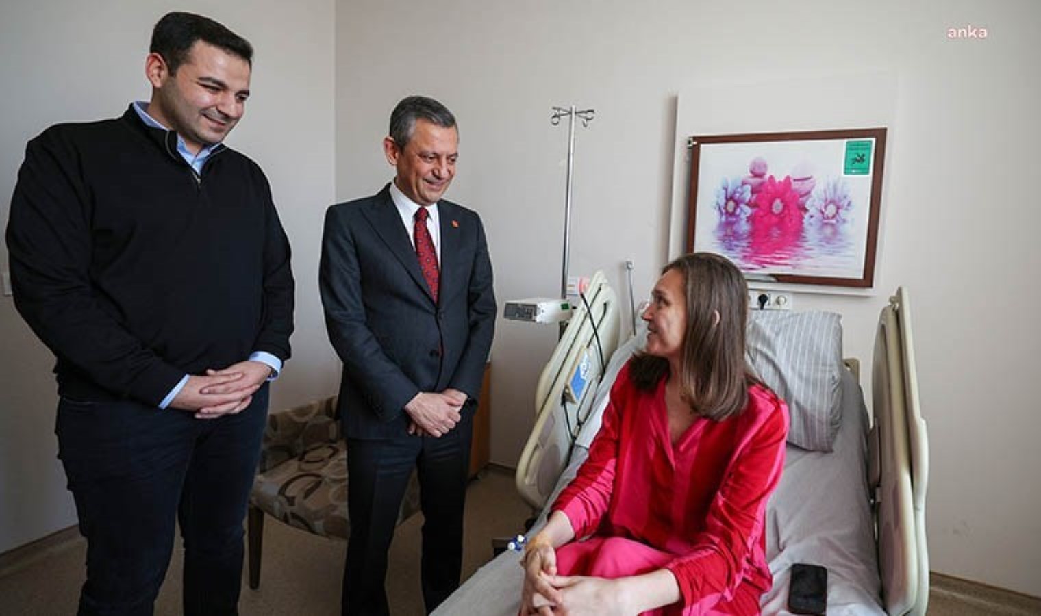 Özgür Özel hastanede tedavisi devam eden Şehzadeler Belediye Başkanı Durbay’ı ziyaret etti