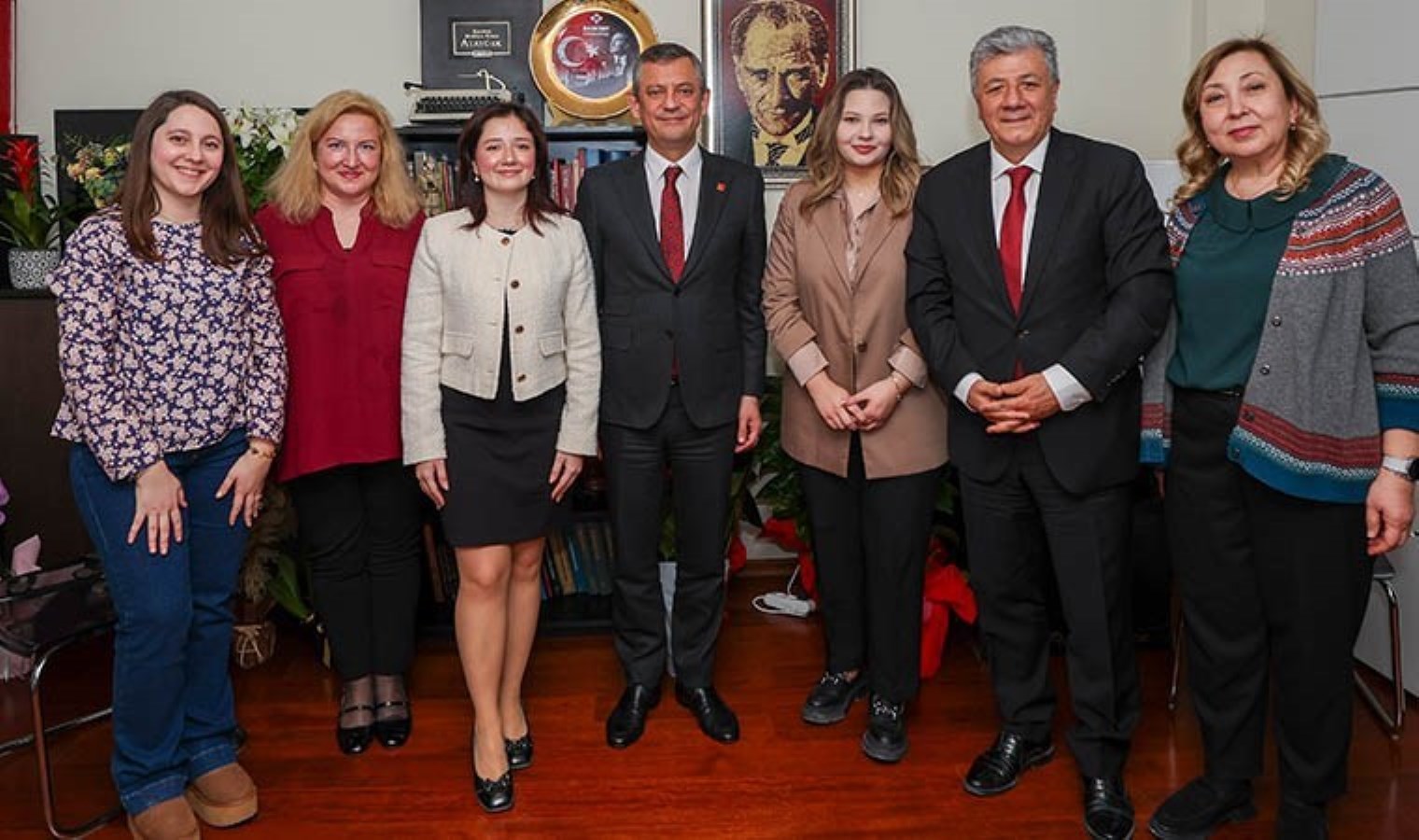 Özgür Özel’den Mustafa Balbay’ın kızı Yağmur Balbay’ın avukatlık bürosuna ziyaret