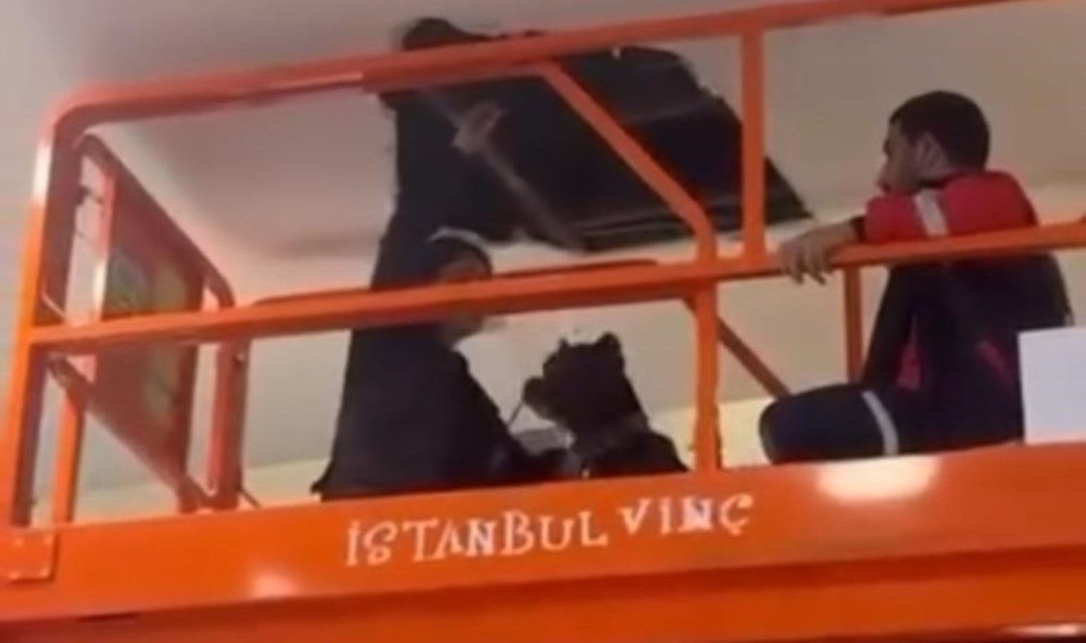 Polis AVM havalandırmasında hırsızı aradı