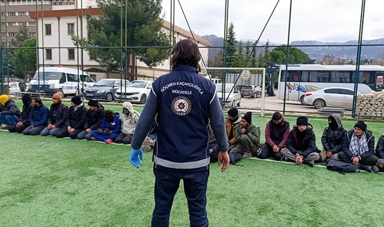 Polis ekipleri fark etti: Amasya’da kaçak göçmen taşıyan TIR şoförü tutuklandı