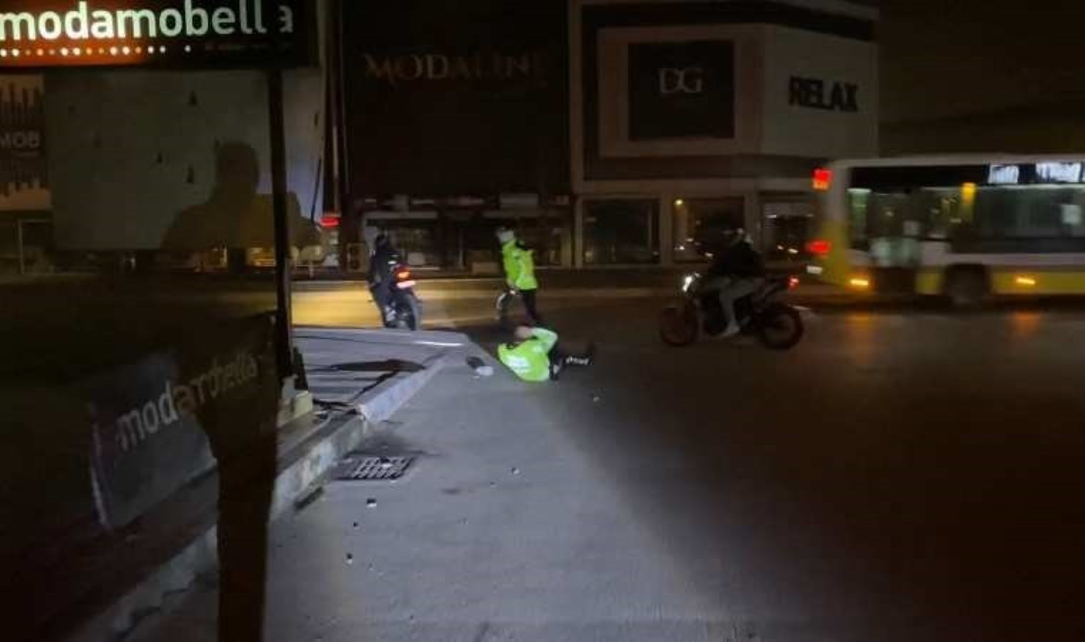 Polisi yere düşürdüğünü sosyal medyadan paylaştı: Tutuklandı!