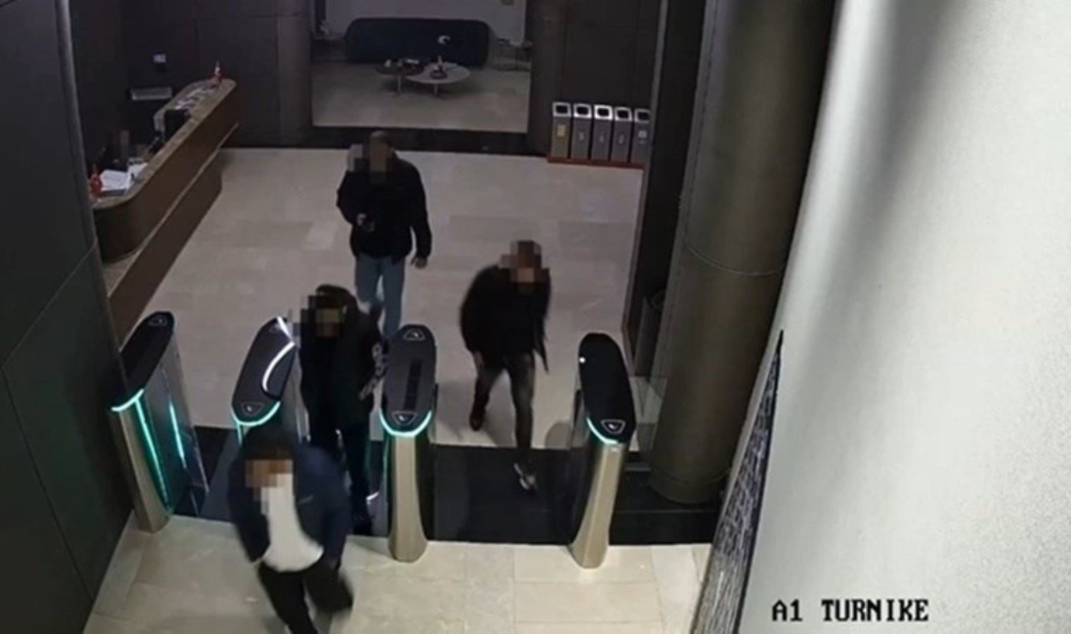 ‘Polisiz’ diyerek evdekileri kelepçeleyip gasbettiler: 4 tutuklama!