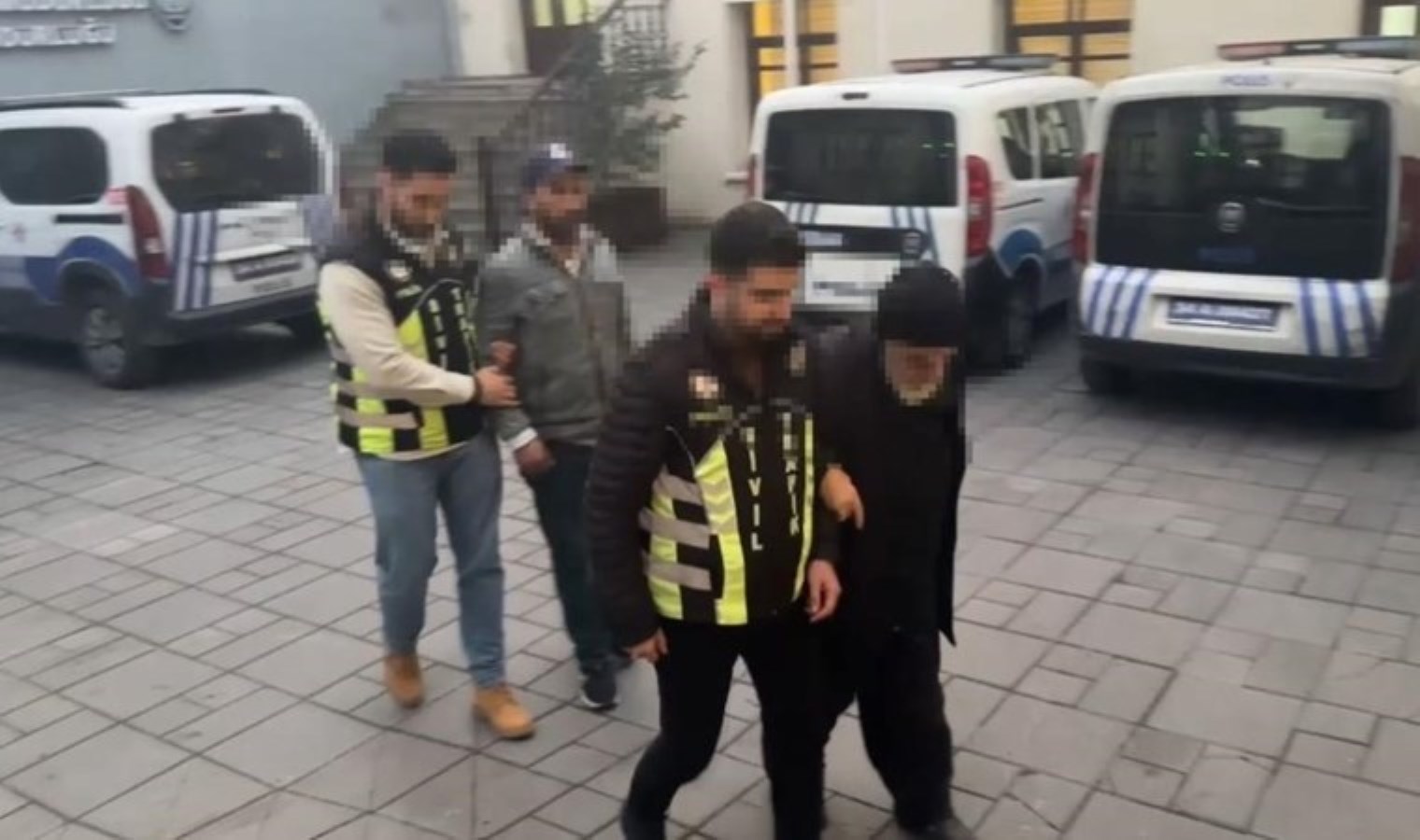 Polisten park ücreti isteyen değnekçiye suçüstü