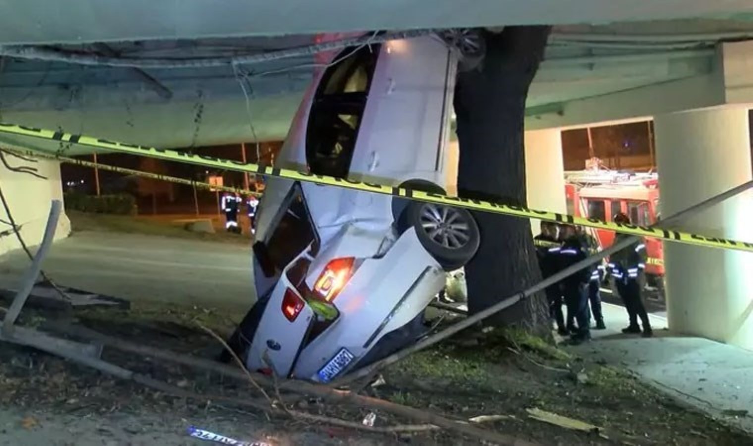 Refüjden düşen ağaçta asılı kaldı