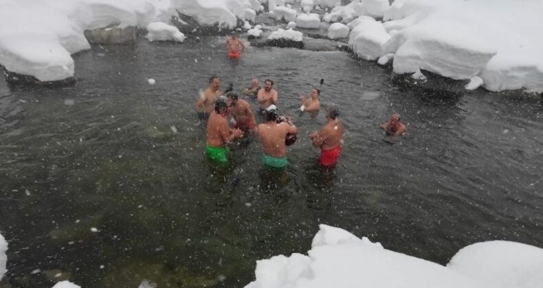 Rize’de kar yağışına rağmen derede yüzdüler