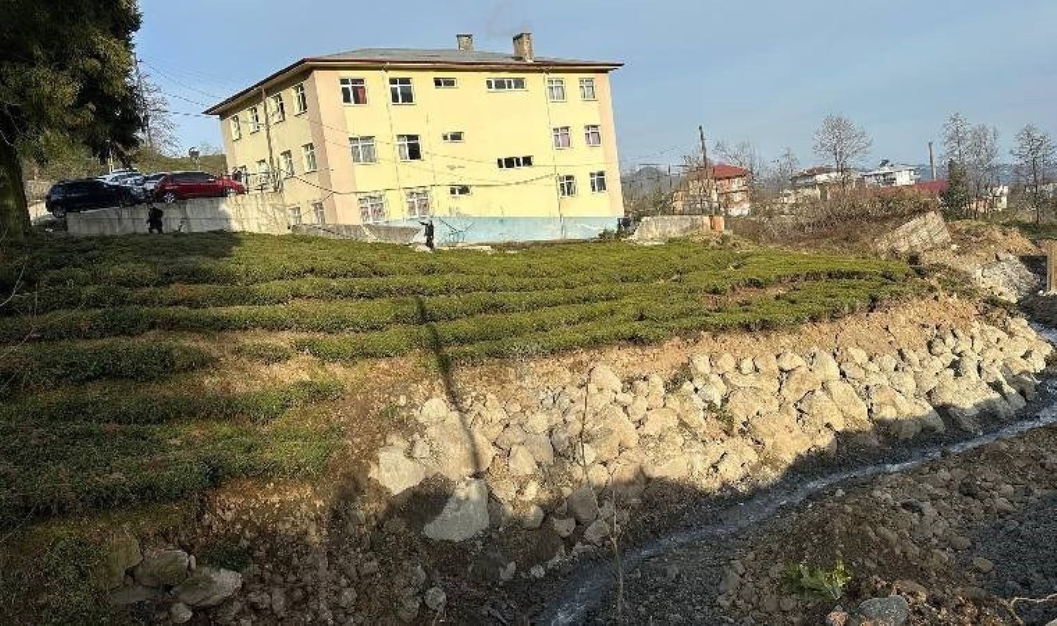 Rize’de okulda çökme tehlikesi… Eğitime ara verildi!