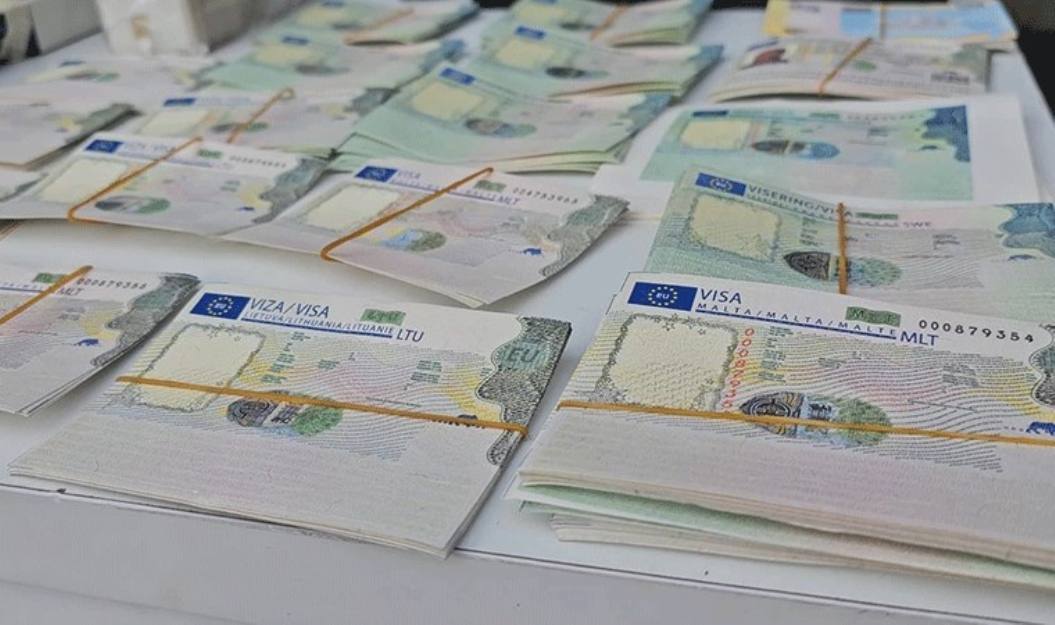 Sahte kimlik ve pasaport çetesi çökertildi: İstanbul’da 5 gözaltı!