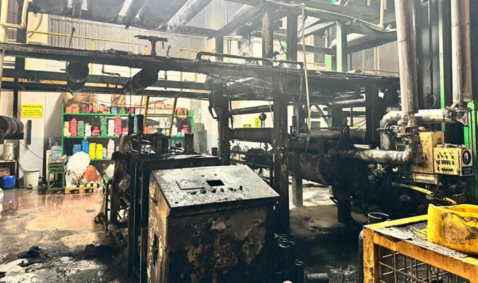 Sakarya’da yalıtım fabrikasında korkutan yangın: 2 işçi ağır yaralı