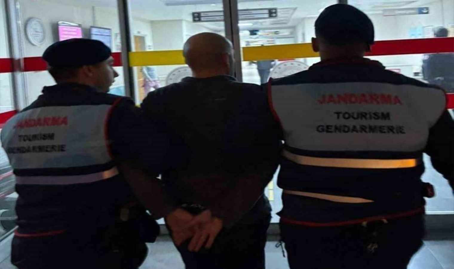 Saldırgan koca uzaklaştırma kararını tanımadı! Eş tarafından satırlı saldırıya uğrayan kadın ağır yaralandı