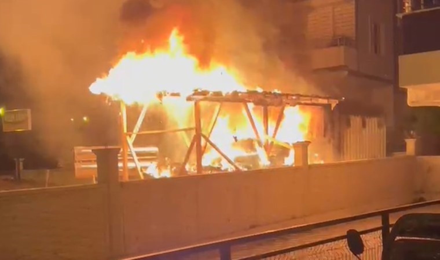 Samsun’da konteynerde yangın paniği: Apartman sakinleri tahliye edildi!