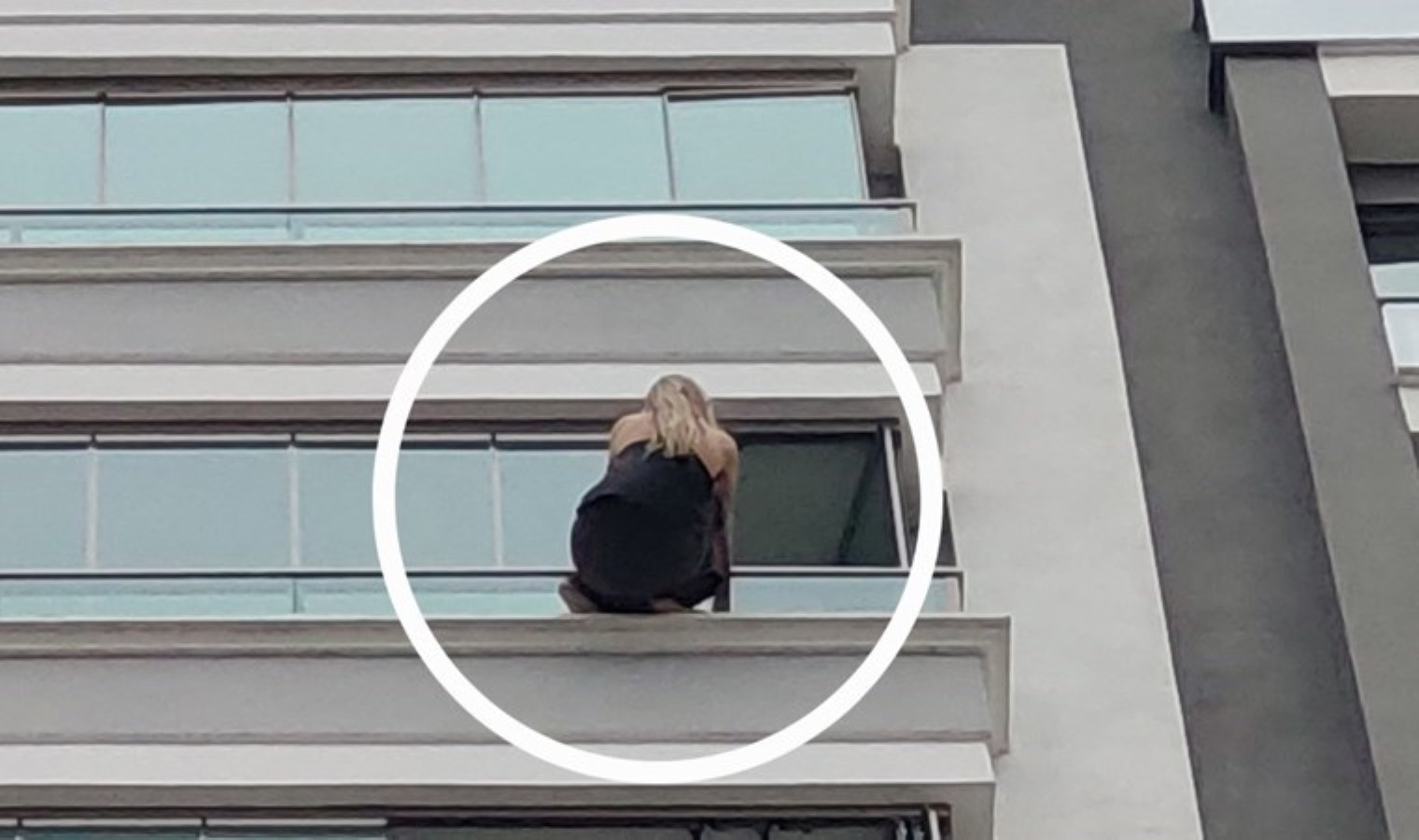 Samsun’da panik anları: Avukat kadın, 12. katın balkonunda intihara kalkıştı