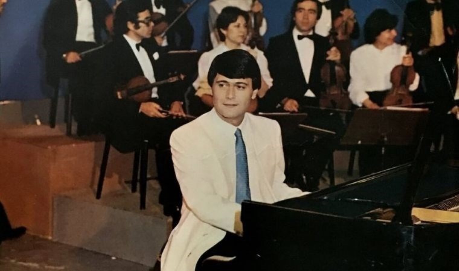 Sanatçı Ferdi Özbeğen mezarı başında anıldı