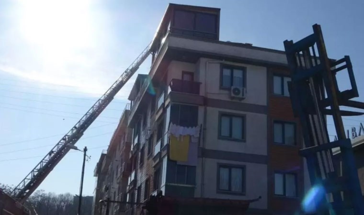 Sancaktepe’de korkutan yangın: 6 kişi dumandan etkilendi