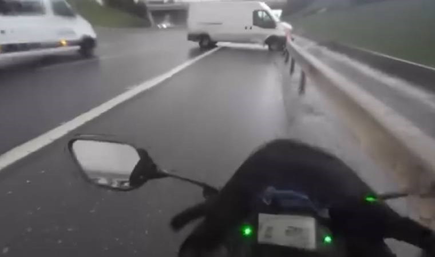 Saniye saniye kaydedildi: İstanbul’da makas atan sürücü kaza yaptı!