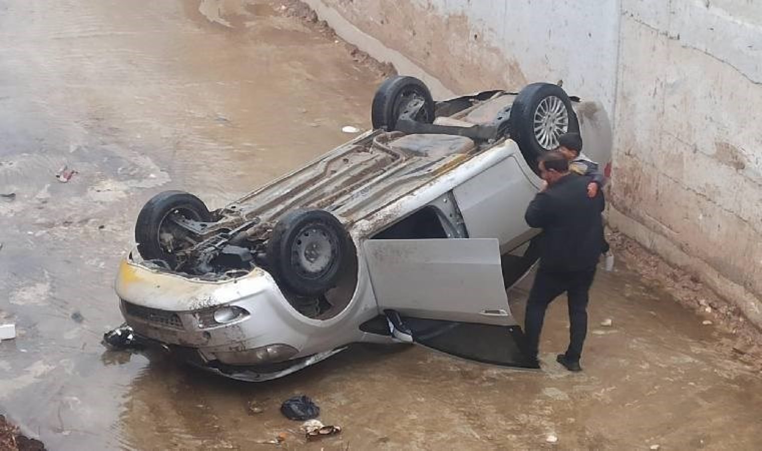 Şanlıurfa’da otomobil dereye düştü: Yaralılar var!