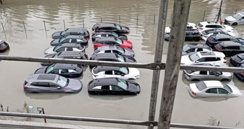 Sarıyer’de ‘sağanak’ etkisi: Otoparktaki sıfır araçlar su içinde kaldı