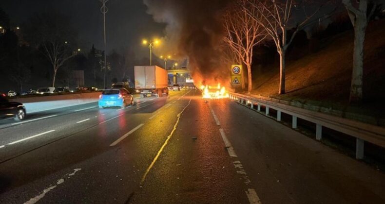 Seyir halindeki araç alev topuna döndü, trafik yoğunluğu oluştu