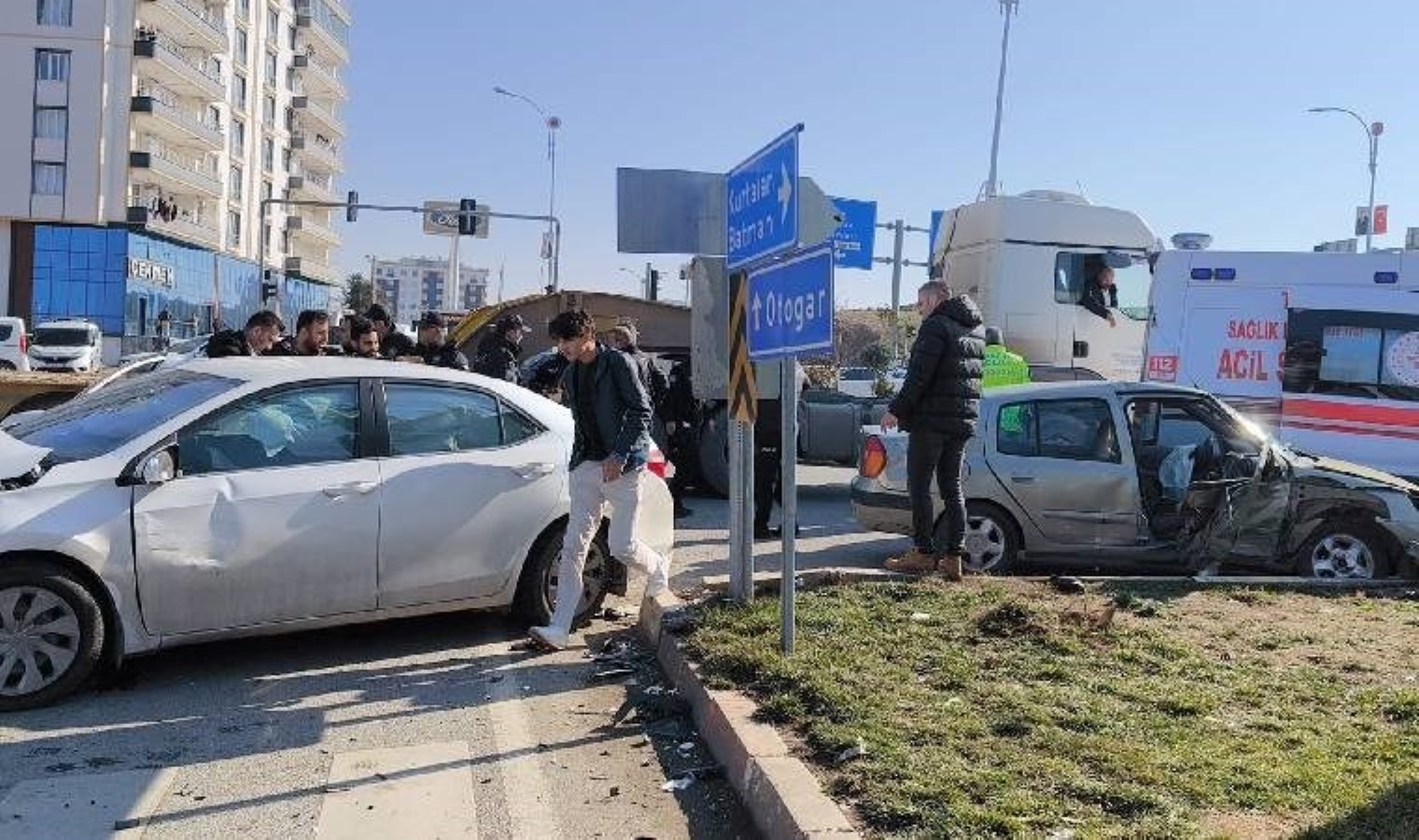 Siirt’te iki otomobil birbirine girdi: Yaralılar var!