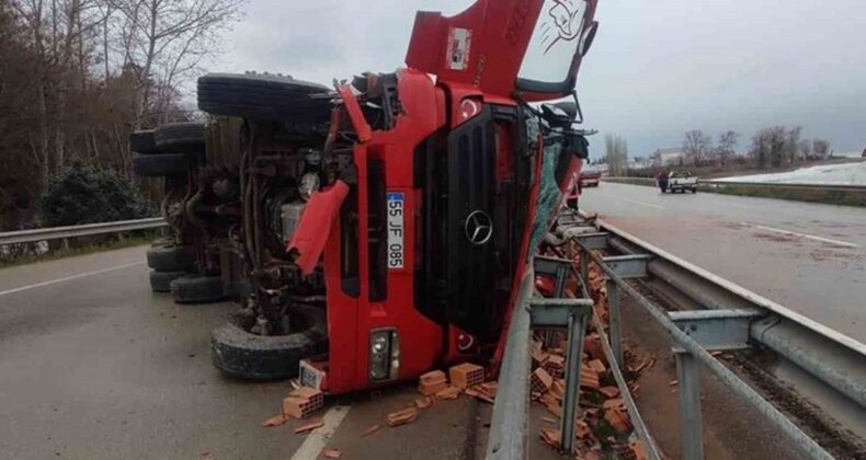 Sinop’ta faciadan dönüldü! Tuğla yüklü kamyon devrildi: 1 yaralı