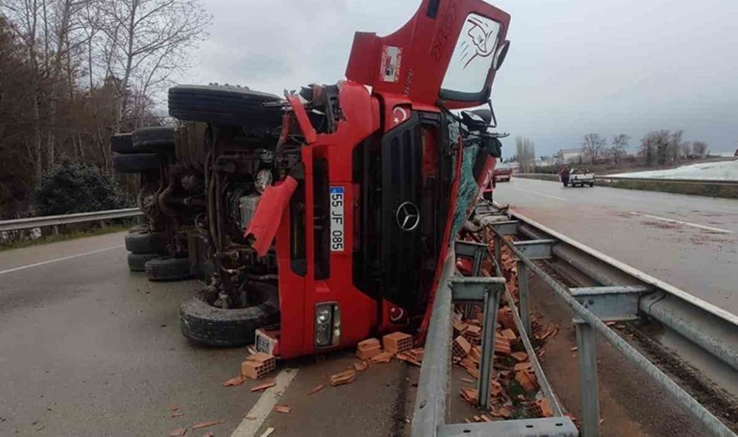 Sinop’ta faciadan dönüldü! Tuğla yüklü kamyon devrildi: 1 yaralı