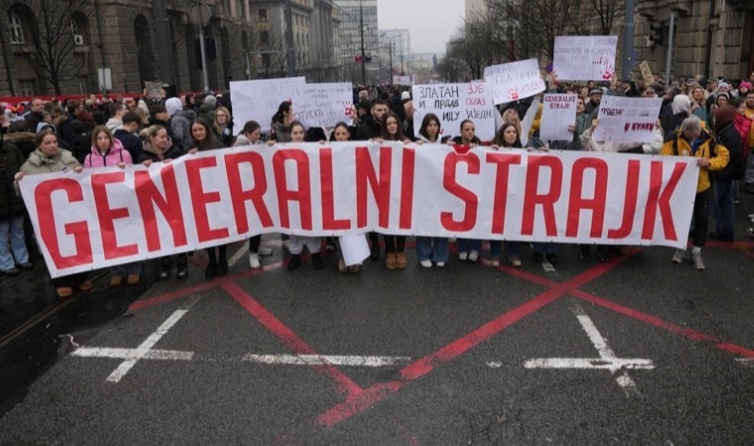 Sırbistan’da öğrencilerden protesto: ‘Kilit’ kavşak trafiğe kapatıldı