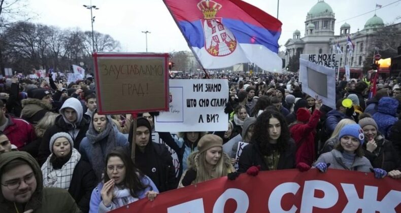 Sırbistan’da öğrencilerden tren istasyonu protestosu