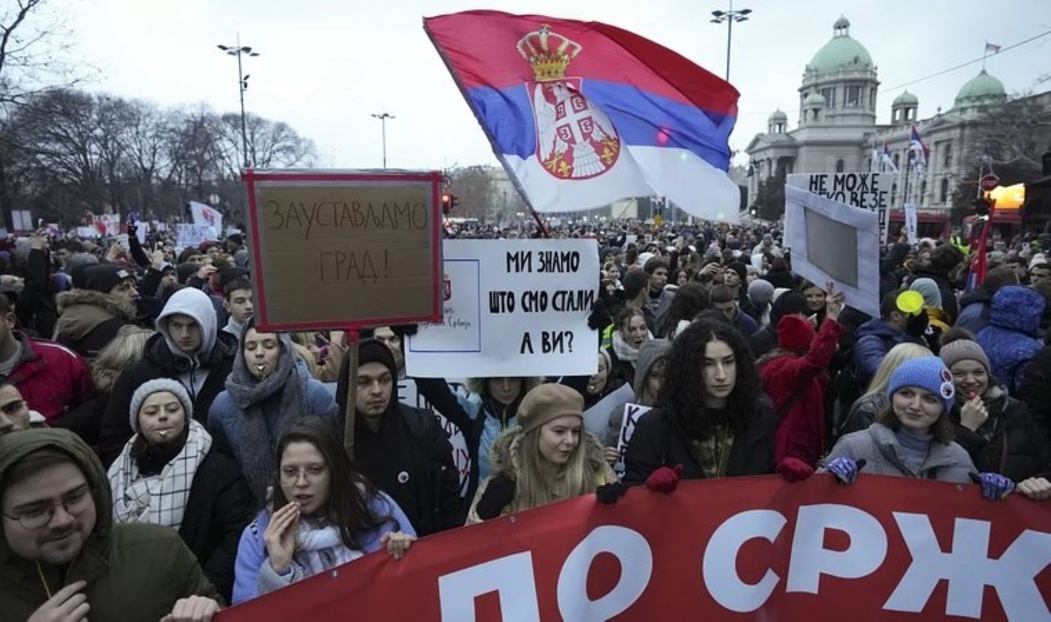 Sırbistan’da öğrencilerden tren istasyonu protestosu