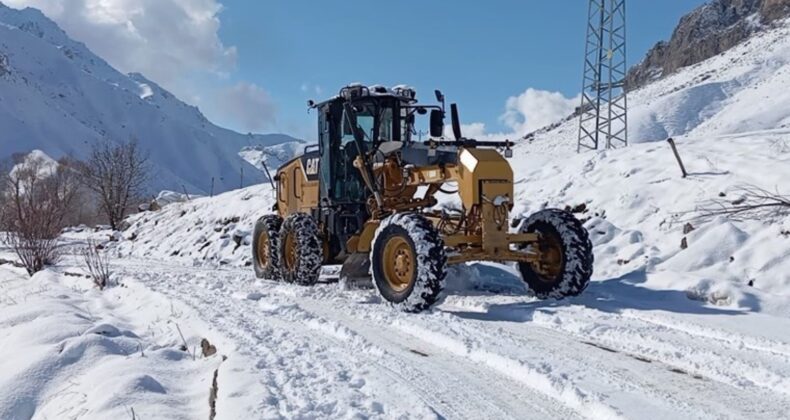 Şırnak’ta kardan kapanan 9 köy yolu ulaşıma açıldı