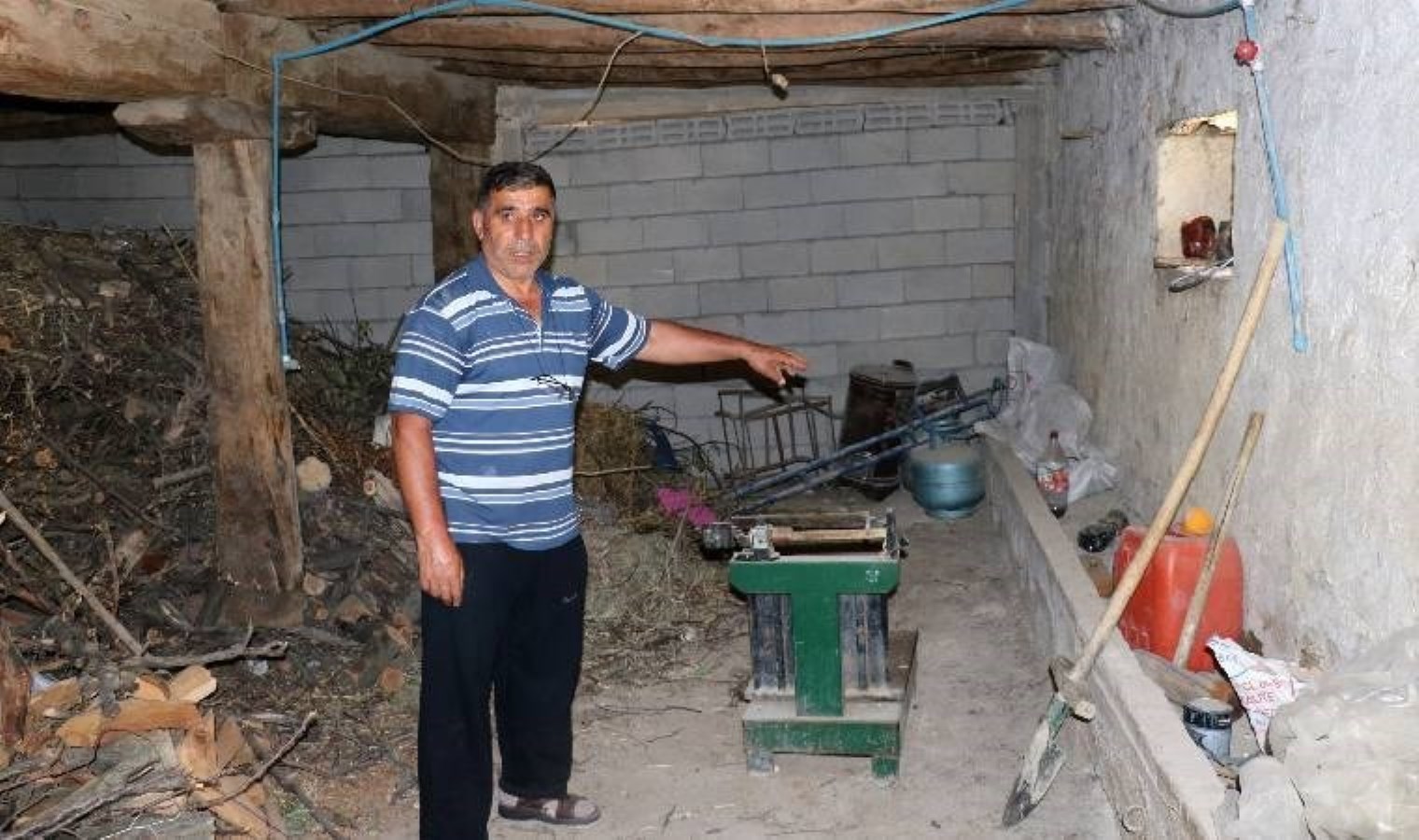 Sivas’ta bir ahırda bulunan 2 bin yıllık mozaik çıkarılmayı bekliyor!