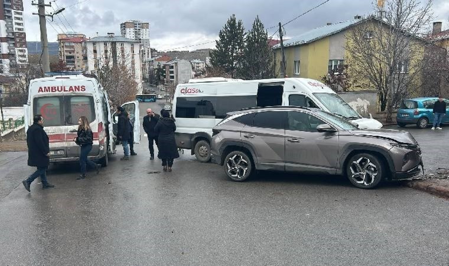 Sivas’ta feci kaza… Okul servisi ile cip çarpıştı: Yaralılar var!