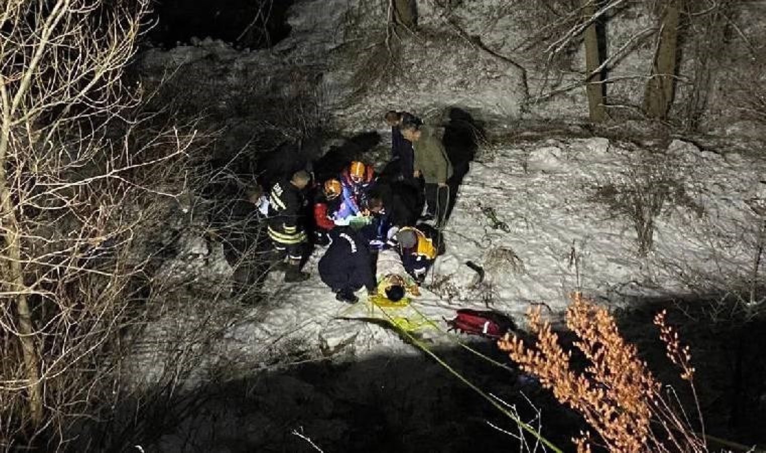 Sivas’ta otomobil dere yatağına devrildi: Yaralılar var!