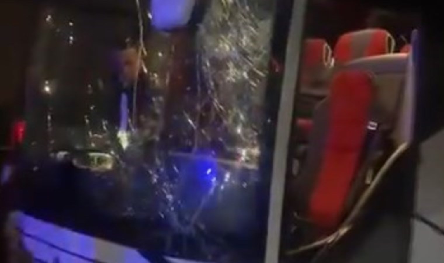 Şoför kalp krizi geçirdi, direksiyona geçen kadın yolcu faciayı önledi!