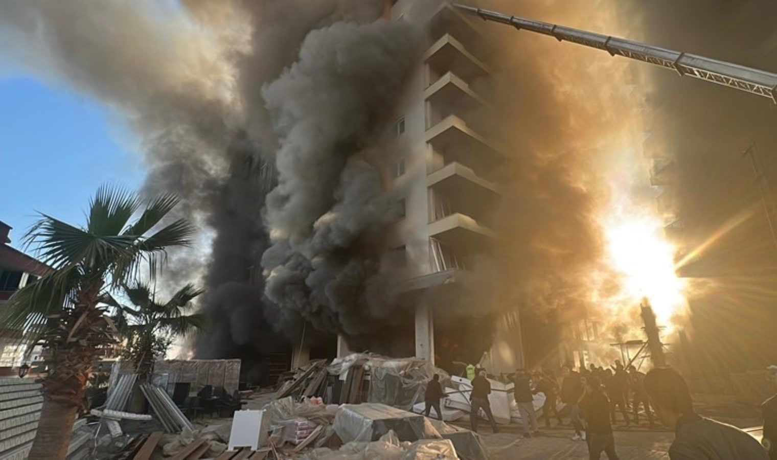 Son dakika… 12 katlı otel inşaatında yangın: 4 işçi kurtarıldı!