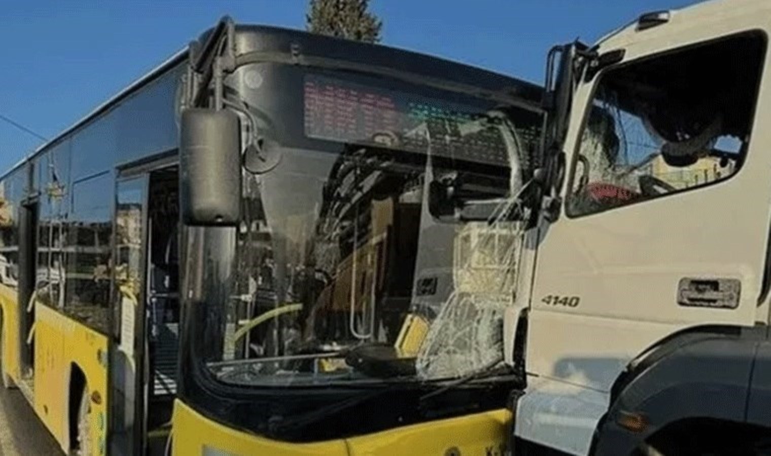 Son Dakika… Başakşehir’de aynı caddede iki ayrı otobüs kazası: Yaralılar var!