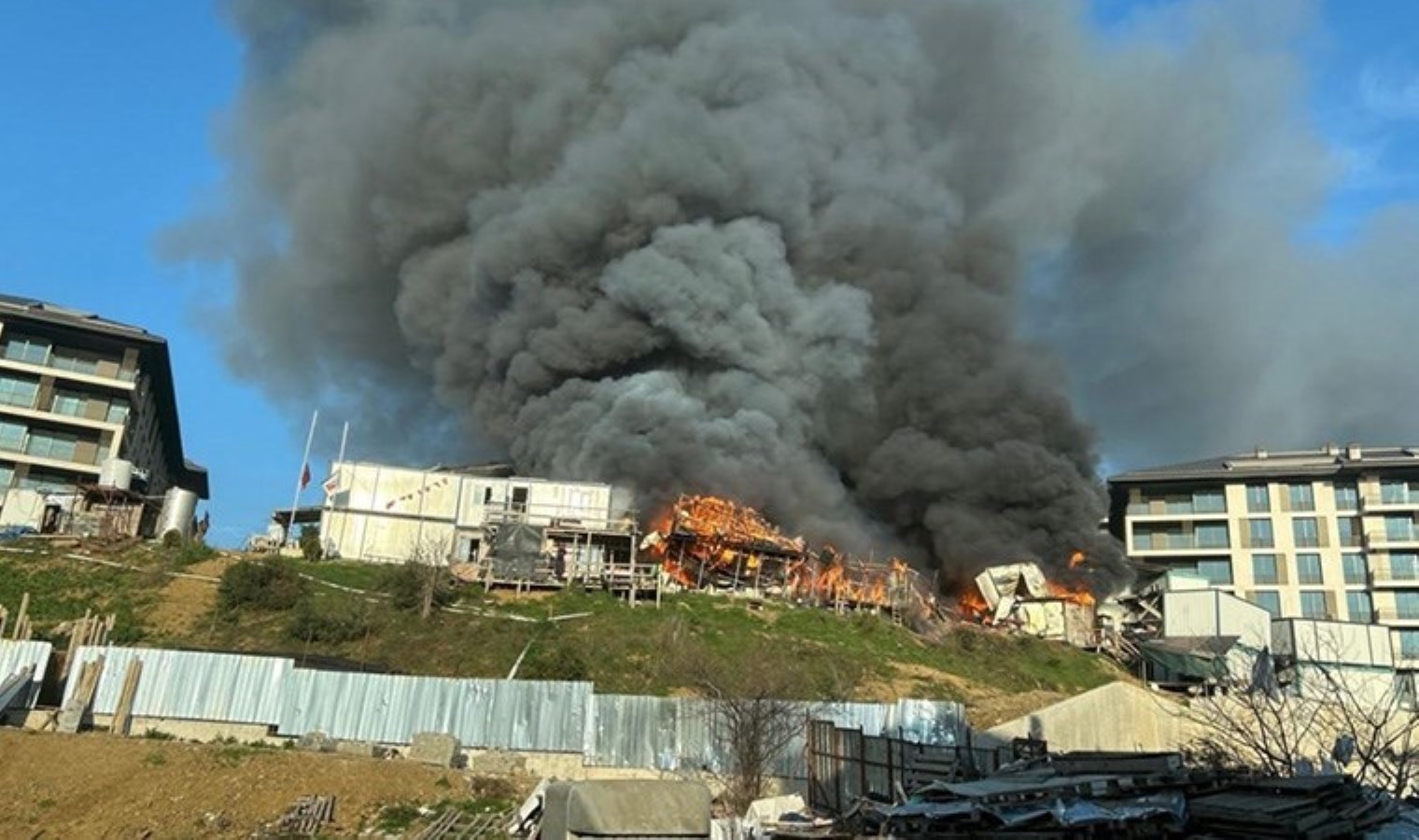 Son dakika haberi… Üsküdar’da işçilerin kaldığı konteynerlerde yangın