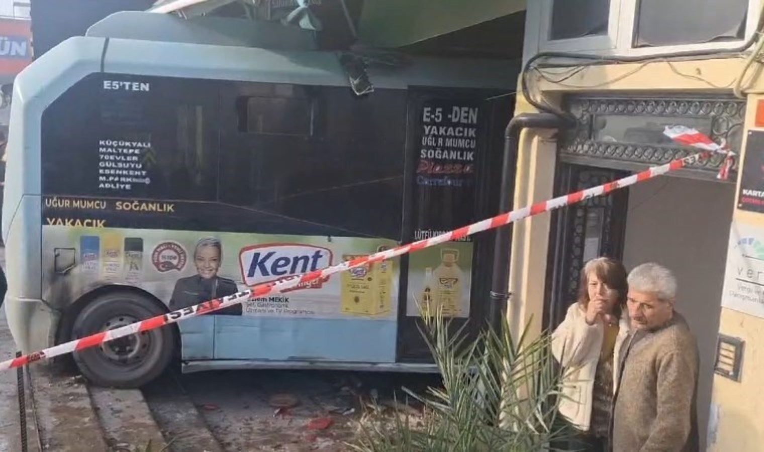 Son Dakika… İstanbul’da minibüs dükkana girdi, yaralılar var!