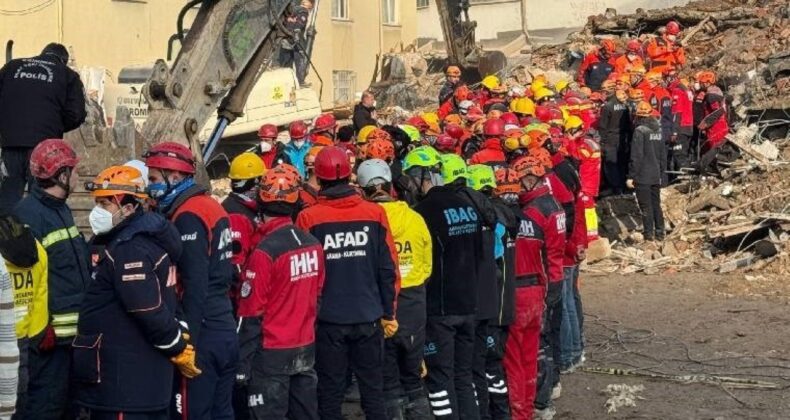 Son dakika… Konya’da çöken binadan acı haber: 1 kişinin cansız bedenine ulaşıldı!