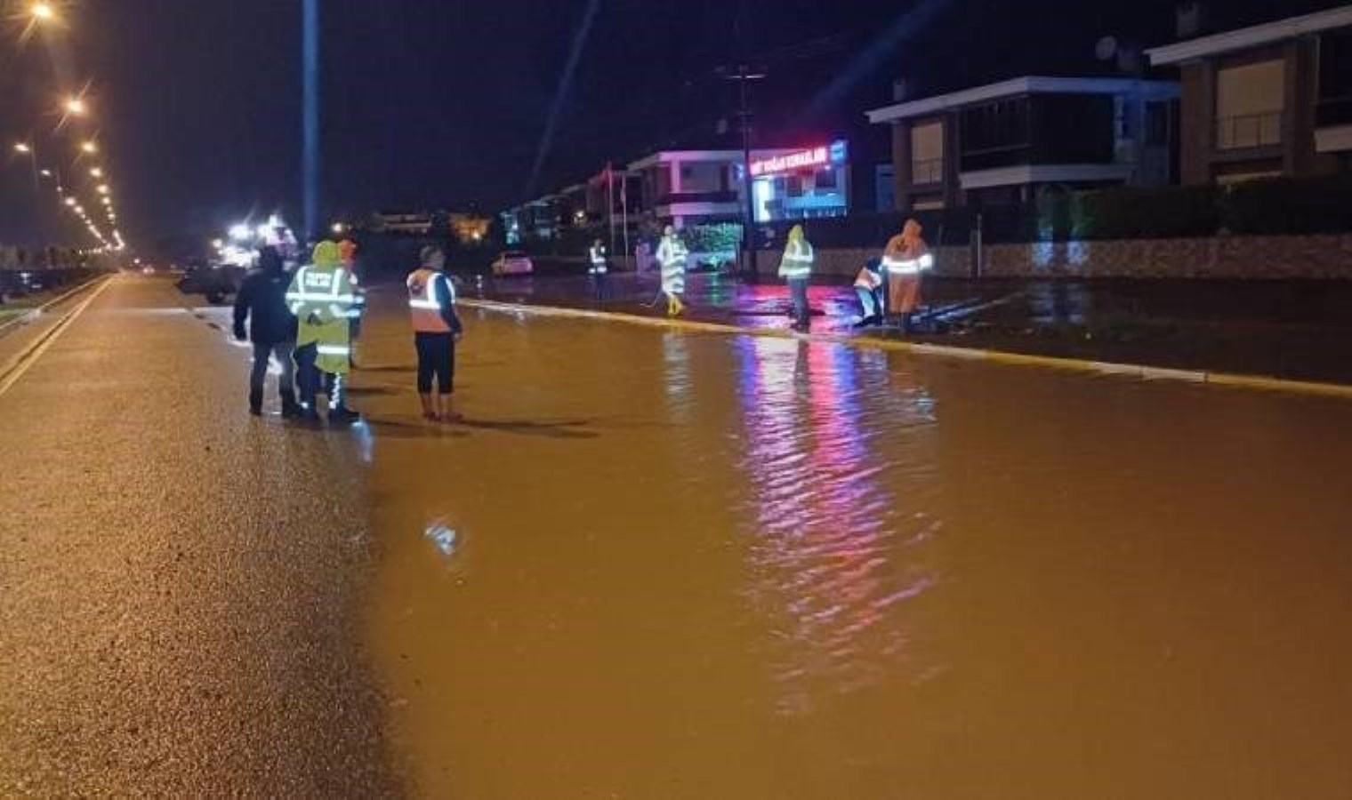 Su baskını nedeniyle trafiğe kapanan İzmir – Çanakkale Karayolu tekrar trafiğe açıldı