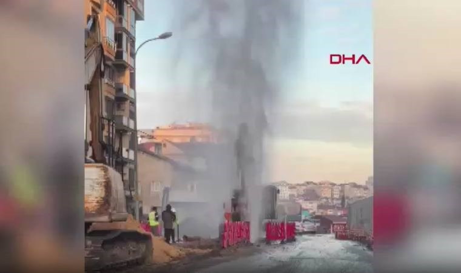 Su borusu patladı, tazyikli su metrelerce yükseğe fışkırdı!