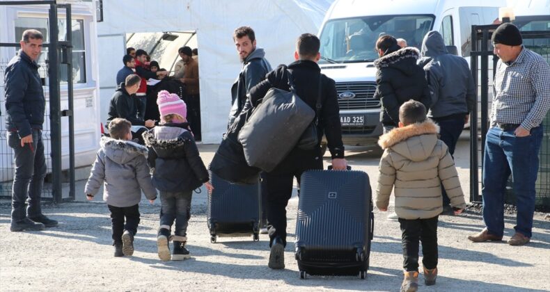 Suriyelilerin Türkiye’den ülkelerine dönüşleri yeni yılın ilk gününde de devam etti