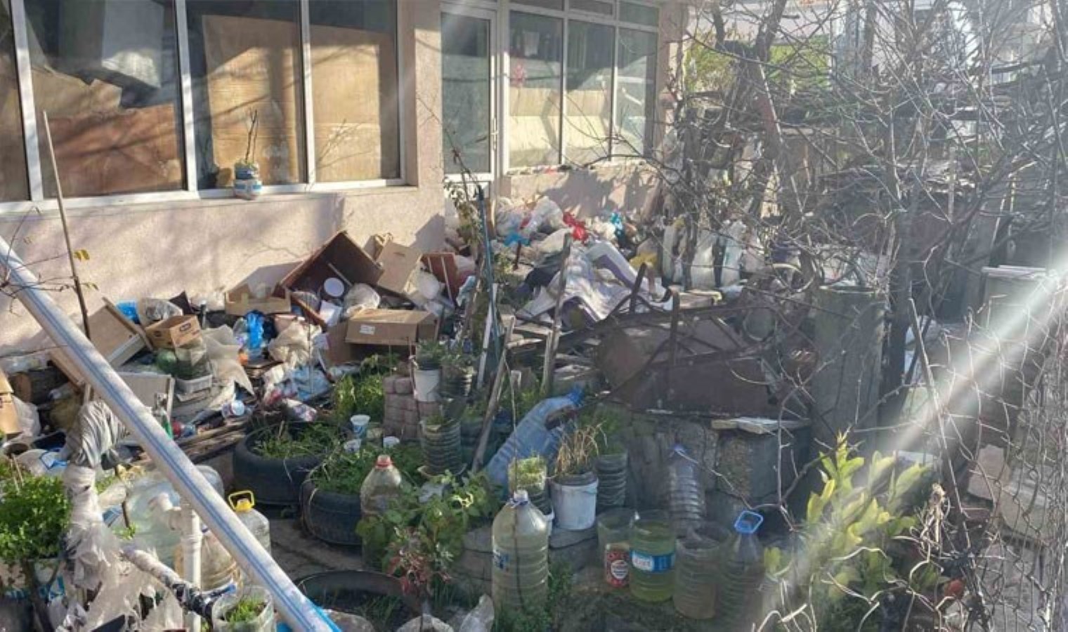 Tekirdağ’da bir apartmandan 7 ton çöp çıktı!