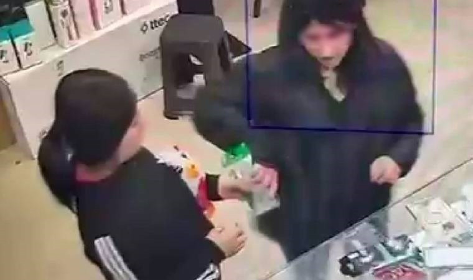 Teknoloji mağazasında çalışanların dalgınlığından faydalanıp akıllı saat çaldılar