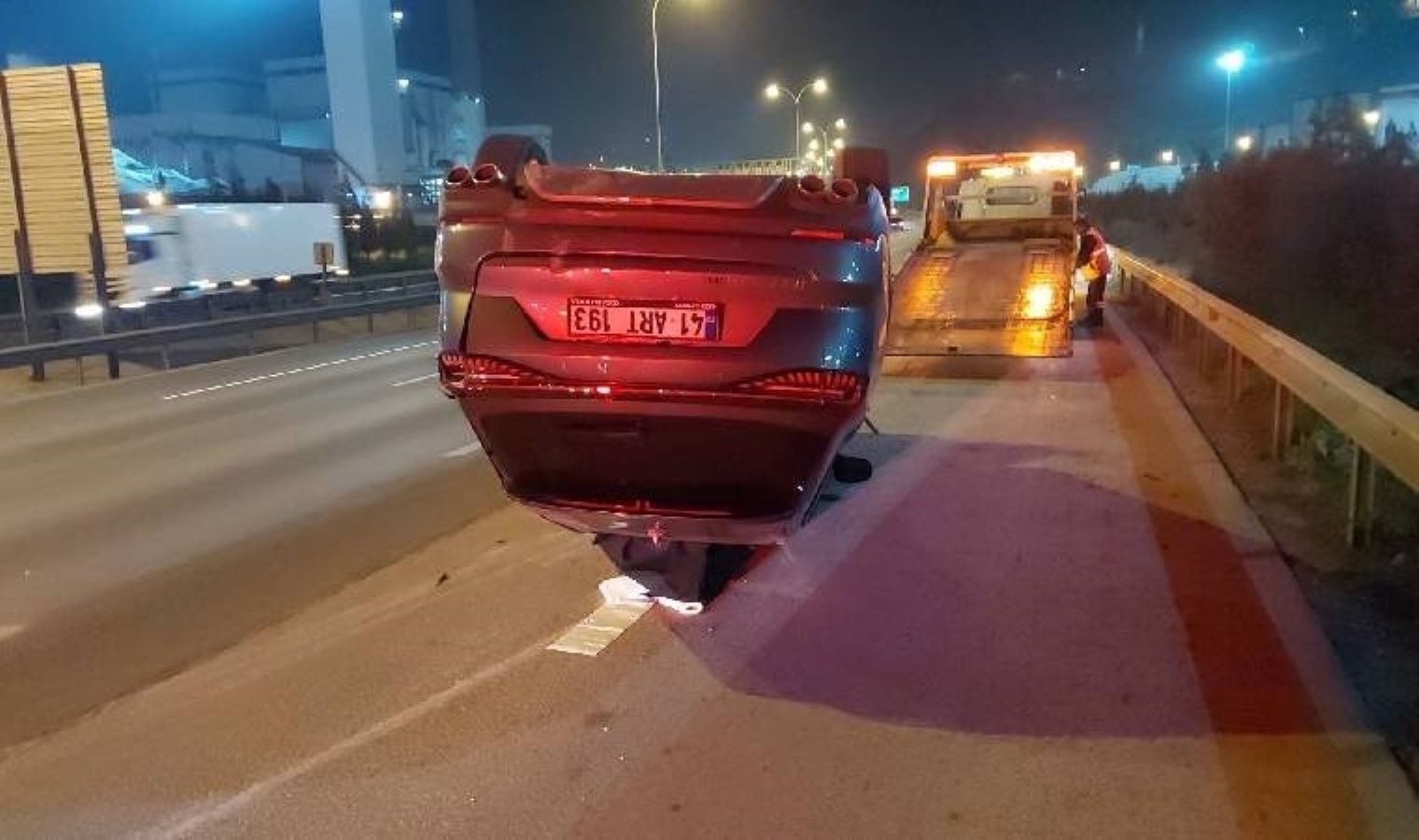 TEM’de feci kaza… Bariyere çarpan cip devrildi: Ölü ve yaralı var!