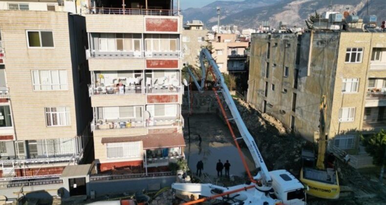 Temel kazısında zarar gördü: Bina boşaltıldı